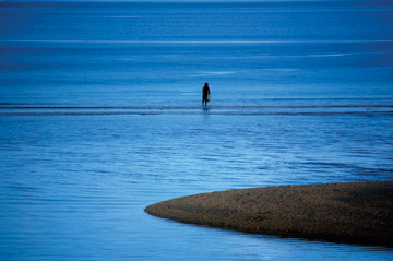 Throw net fishing on New Caledonia east coast (image: Céline Barré). 
